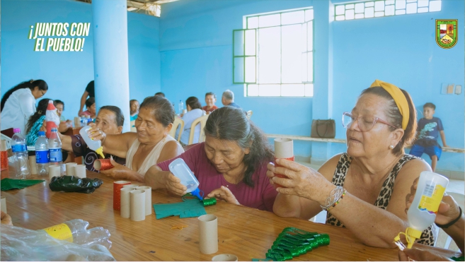 Foto Adultos mayores brillan en taller de manualidades