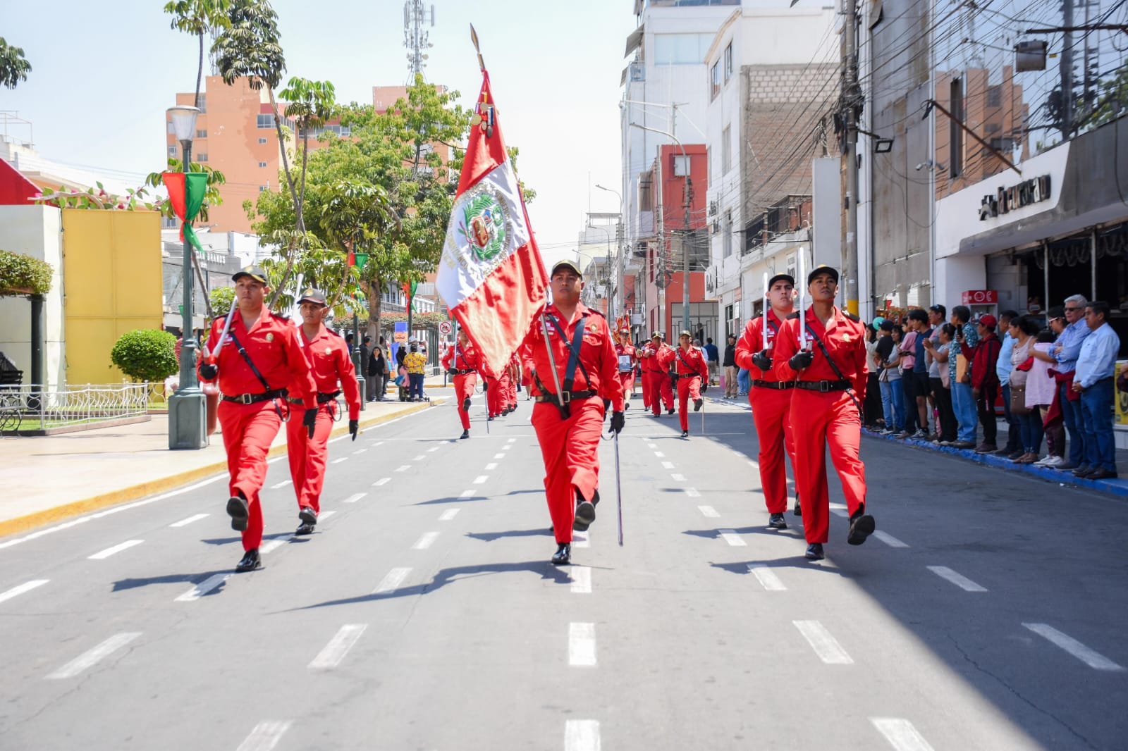 Desfile recorrió el centro cívico de la ciudad, mostrando la maquinaria y equipos de diferentes compañías de bomberos del interior del país