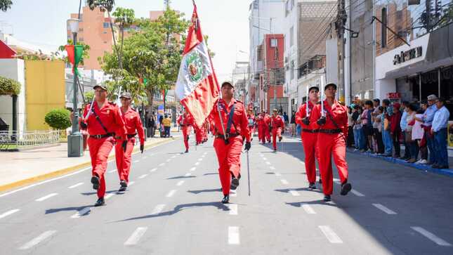Desfile recorrió el centro cívico de la ciudad, mostrando la maquinaria y equipos de diferentes compañías de bomberos del interior del país