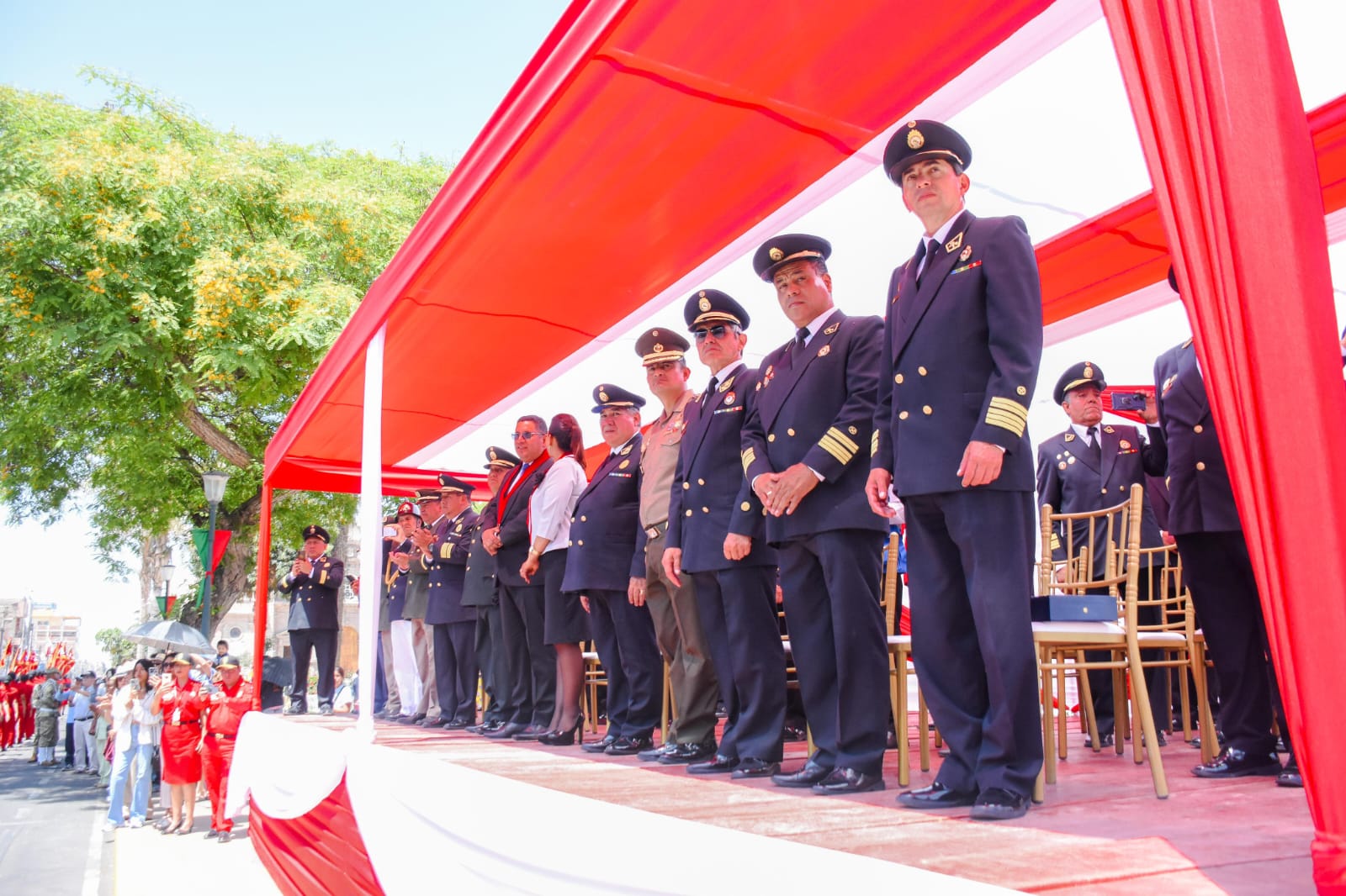 Desfile recorrió el centro cívico de la ciudad, mostrando la maquinaria y equipos de diferentes compañías de bomberos del interior del país