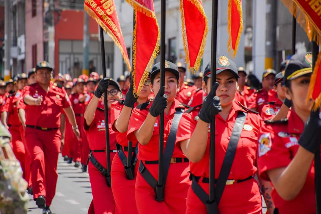Desfile recorrió el centro cívico de la ciudad, mostrando la maquinaria y equipos de diferentes compañías de bomberos del interior del país