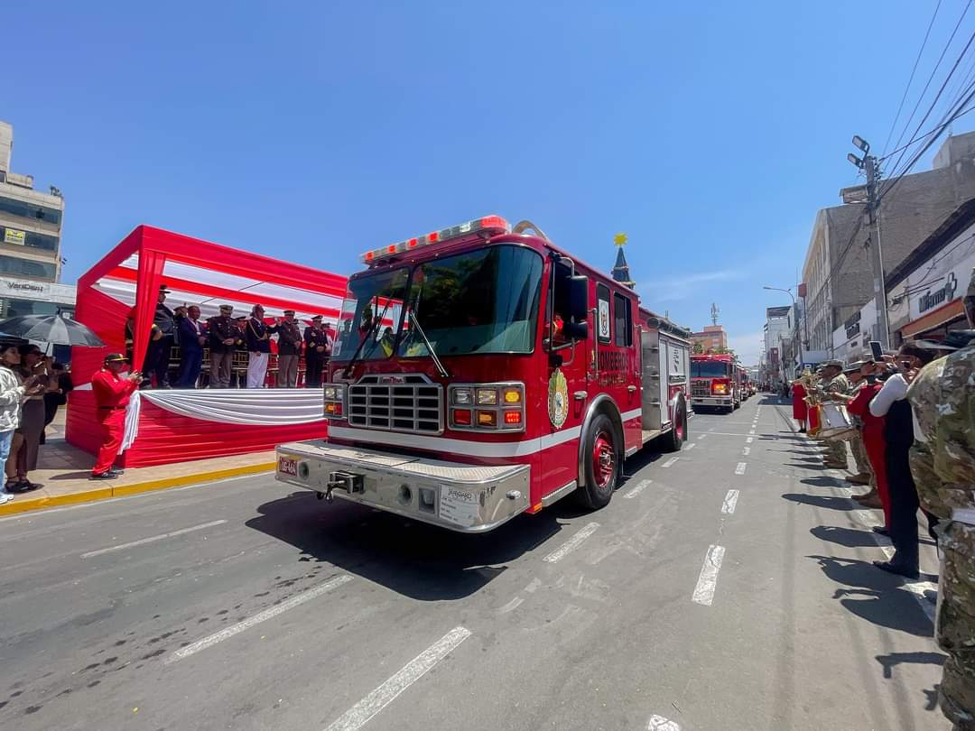 Desfile recorrió el centro cívico de la ciudad, mostrando la maquinaria y equipos de diferentes compañías de bomberos del interior del país