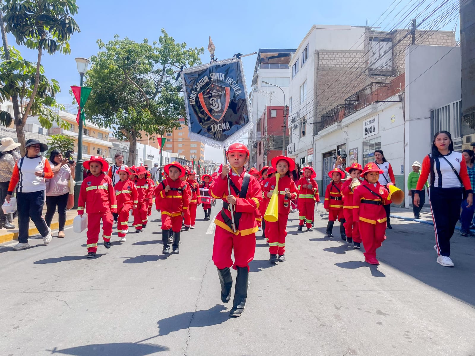 Desfile recorrió el centro cívico de la ciudad, mostrando la maquinaria y equipos de diferentes compañías de bomberos del interior del país