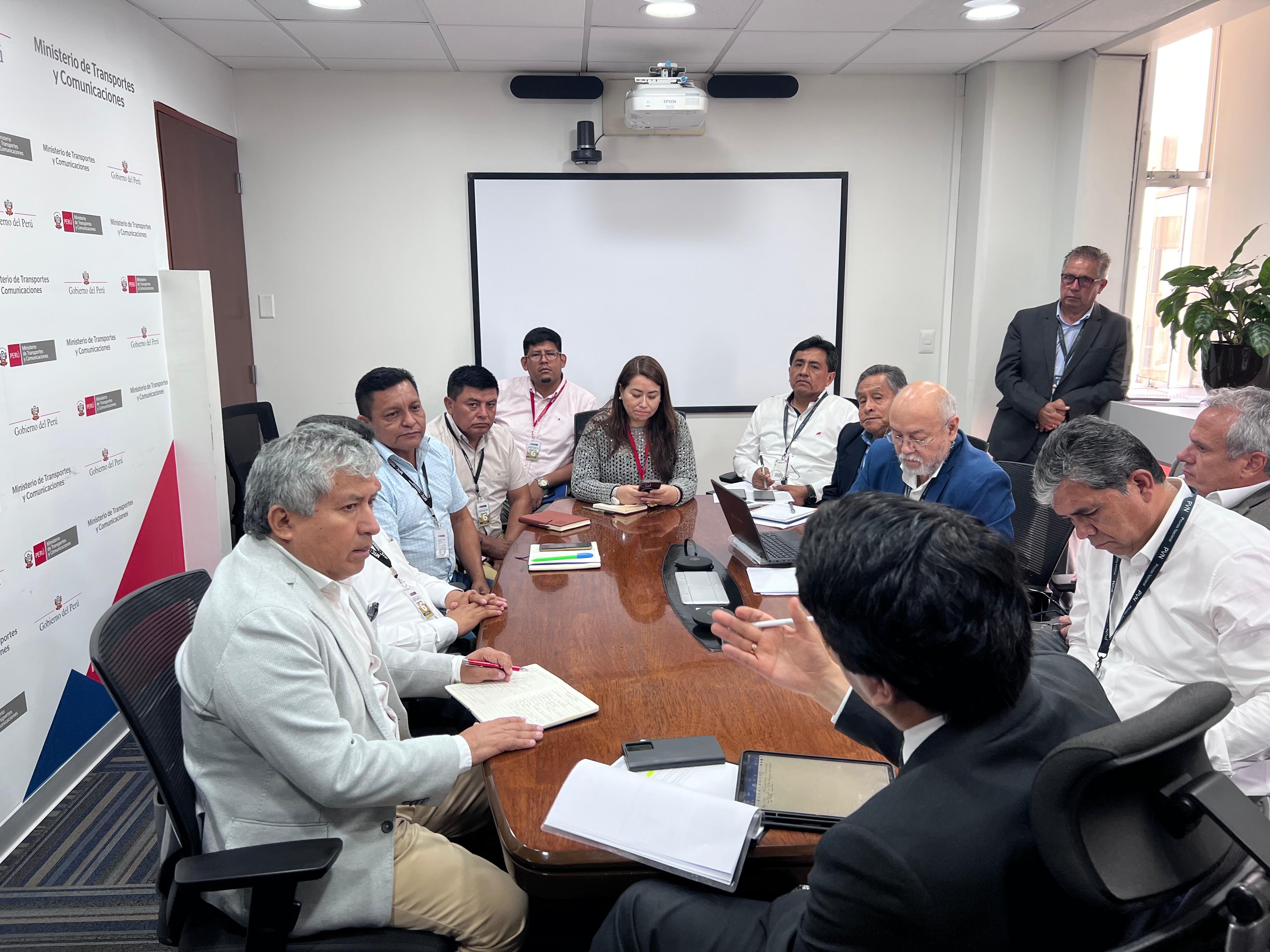 Gobernador en reunión en el Ministerio de Transportes