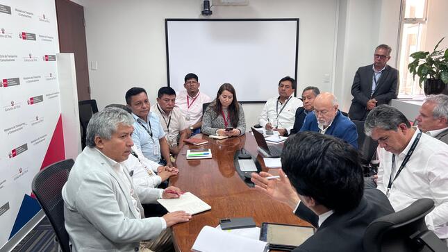 Gobernador en reunión en el Ministerio de Transportes
