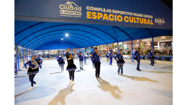 En las instalaciones del complejo deportivo “Padre Chiqui” se llevó a cabo la “Tarde Cultural Ciudad El Agustino”, un evento que reunió a los vecinos agustinianos para disfrutar de momentos de alegría y convivencia en un ambiente familiar y festivo.
