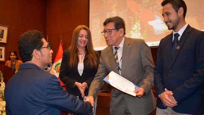 Director de Diresa Callao, recibiendo reconocimiento de la OPS.