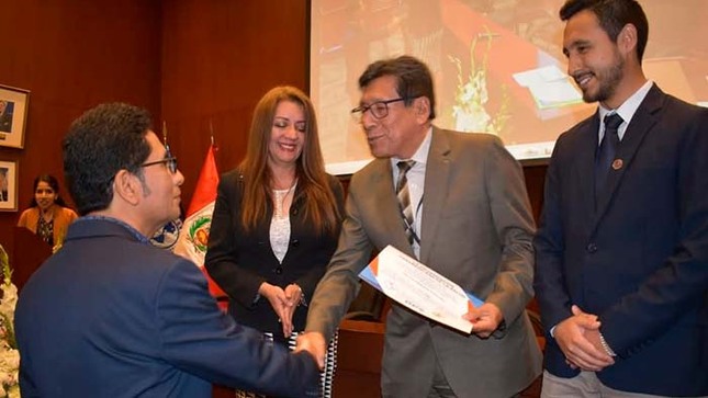 Director de Diresa Callao, recibiendo reconocimiento de la OPS.