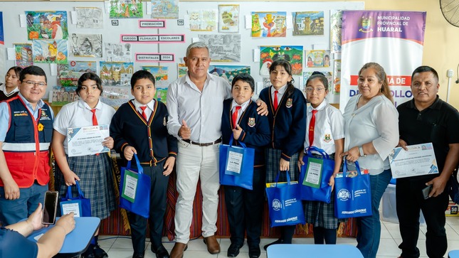 En ceremonia pública se premió a ganadores de los Juegos Florales y concurso de Comprensión Lectora 2024