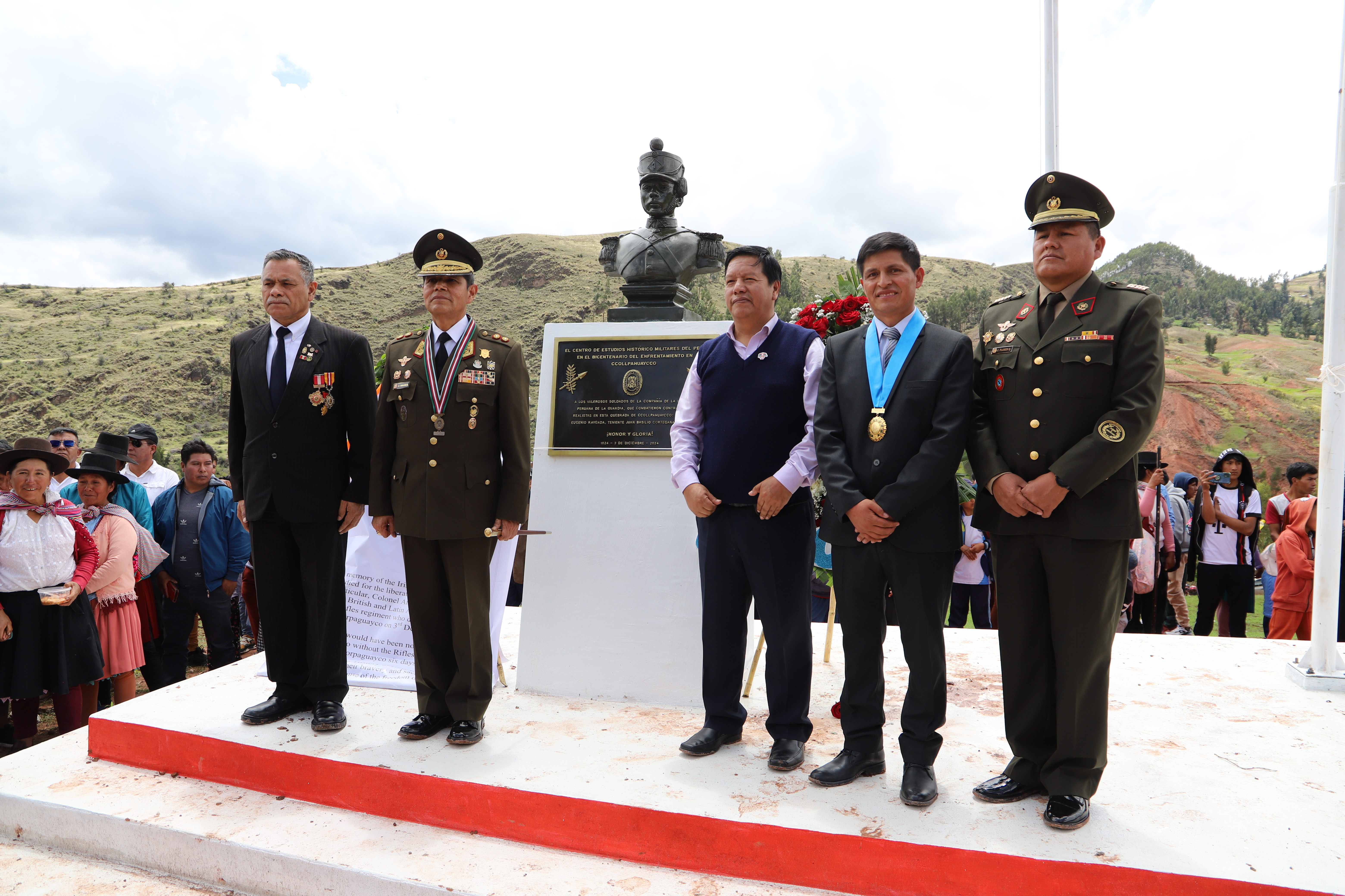 DEVELACIÓN DE BUSTO Y PLACA