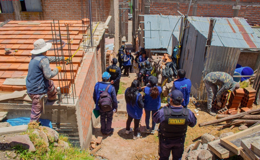 Municipalidad de Puno realiza paralizacion de obra en el barrio Chejoña