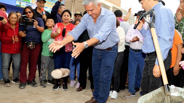 Alcalde Fernando Cárdenas coloca primera piedra de la obra de pistas, veredas y áreas verdes en El Trébol 