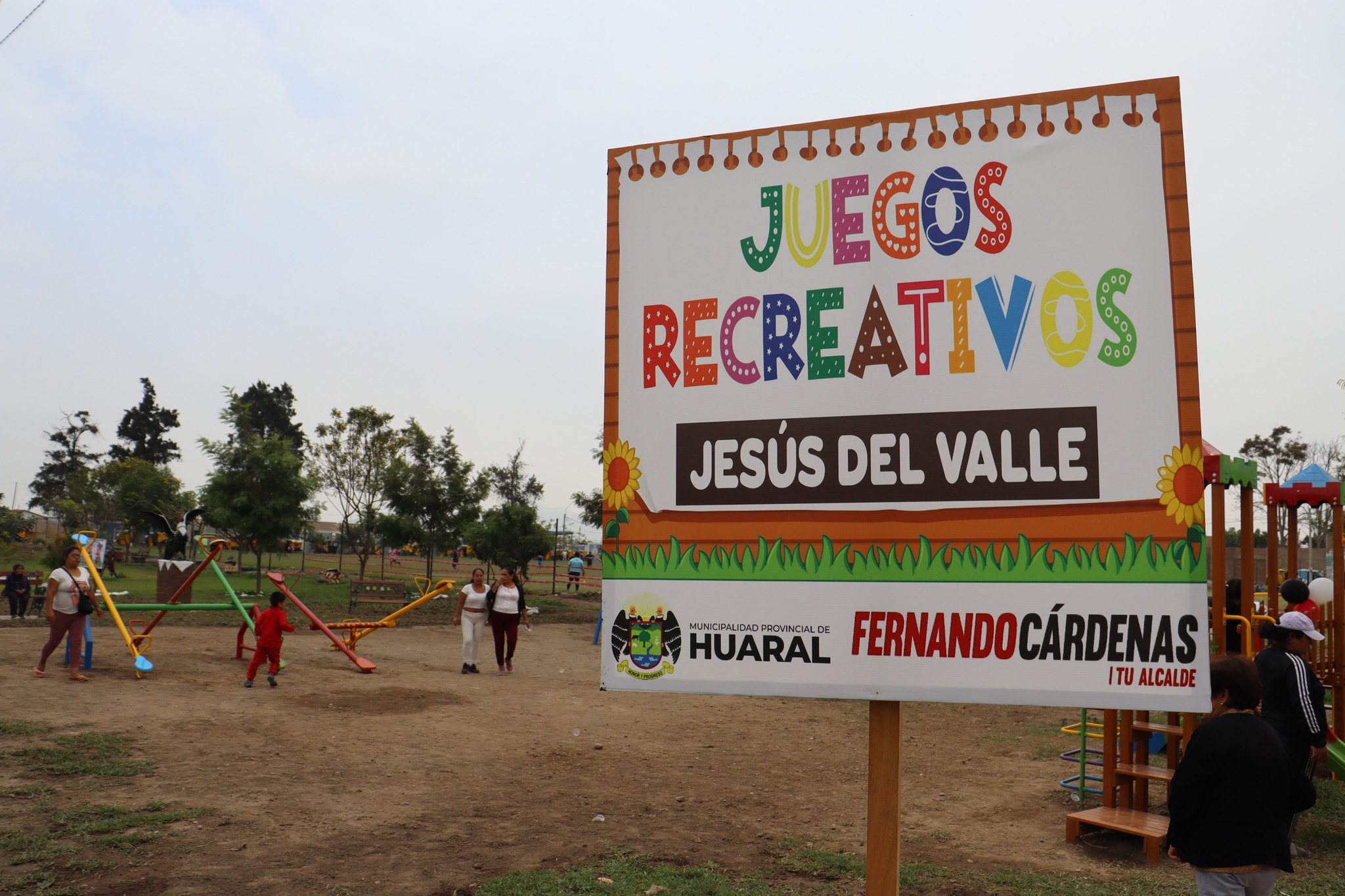 Alcalde provincial Fernando Cárdenas inauguro juegos infantiles en el C.P. Jesús del Valle