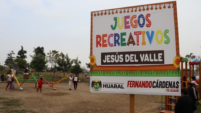 Alcalde provincial Fernando Cárdenas inauguro juegos infantiles en el C.P. Jesús del Valle