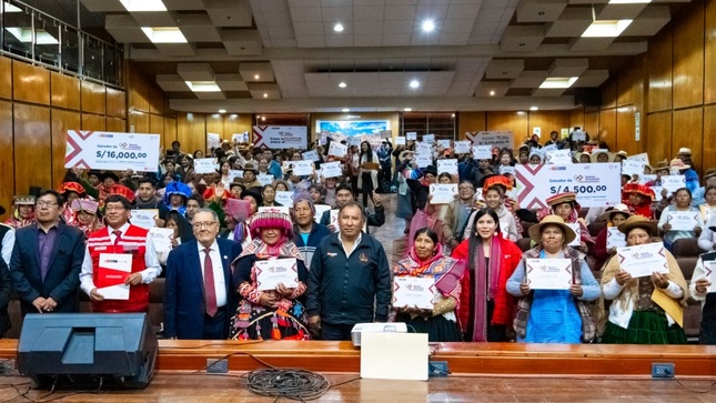 Municipalidad de Puno participa en premiación de artesanos de diferentes asociaciones de la región