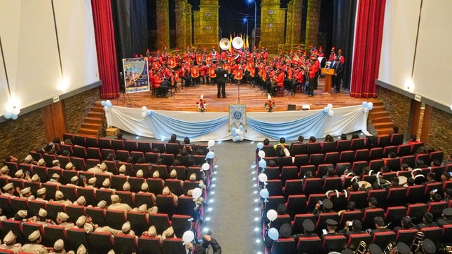 Municipalidad de Puno reconoce a las instituciones educativas escolares que participaron en el cuarto concurso regional de bandas sinfónicas