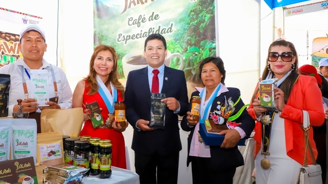 Alcalde de Puno Javier Ponce inaugura feria del emprendedor en arequipa, una celebración de cultura y emprendimiento