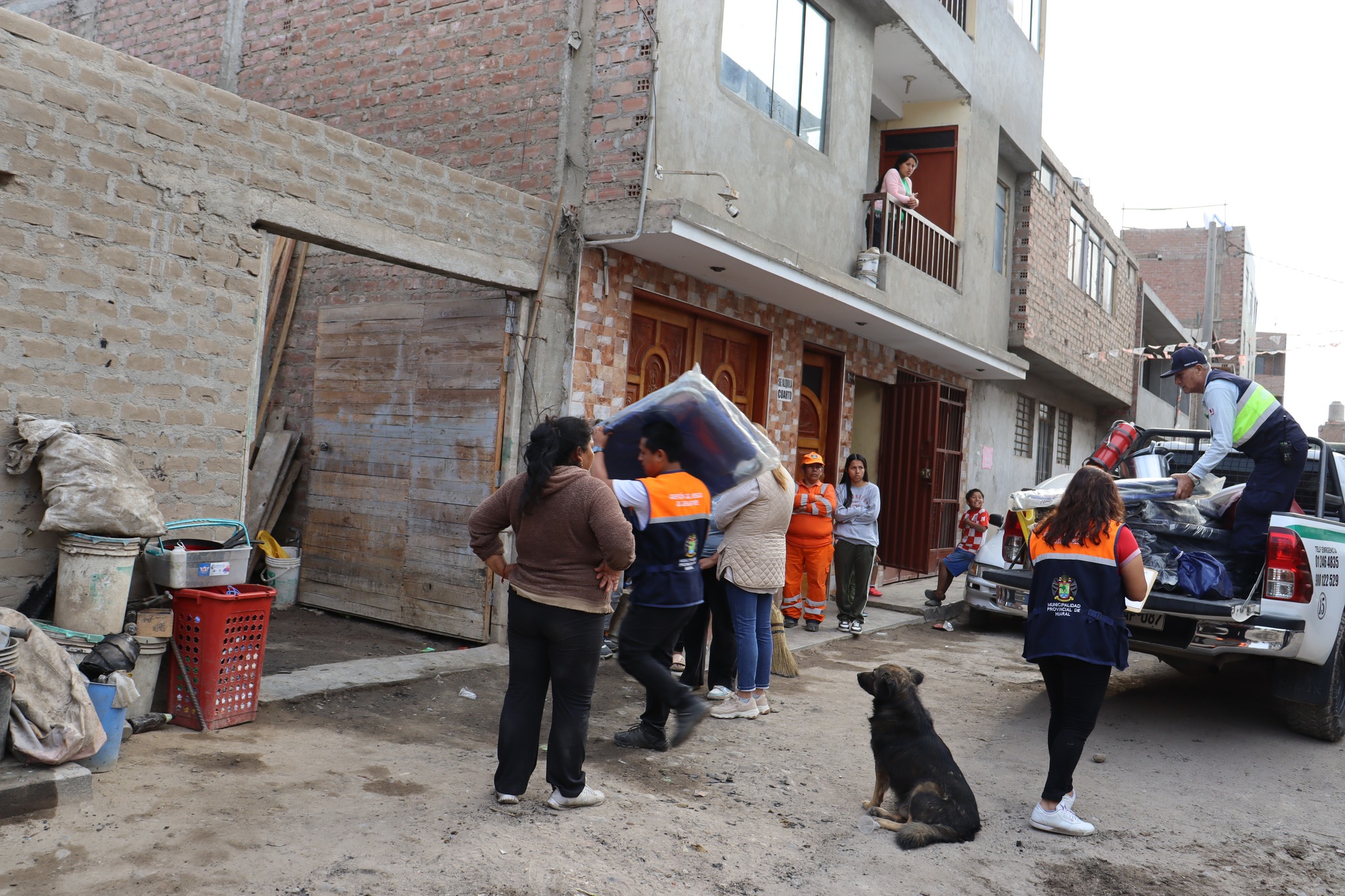 Municipalidad provincial de Huaral entreg贸 ayuda humanitaria a familia afectada por incendio