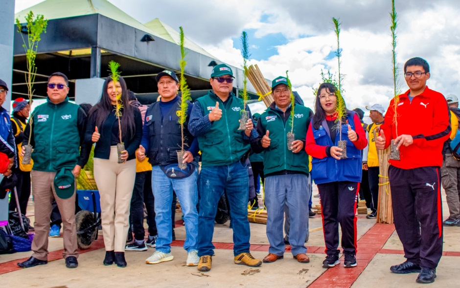 Se realizo la jornada de arborizacion de la ribera de la bahia del lago