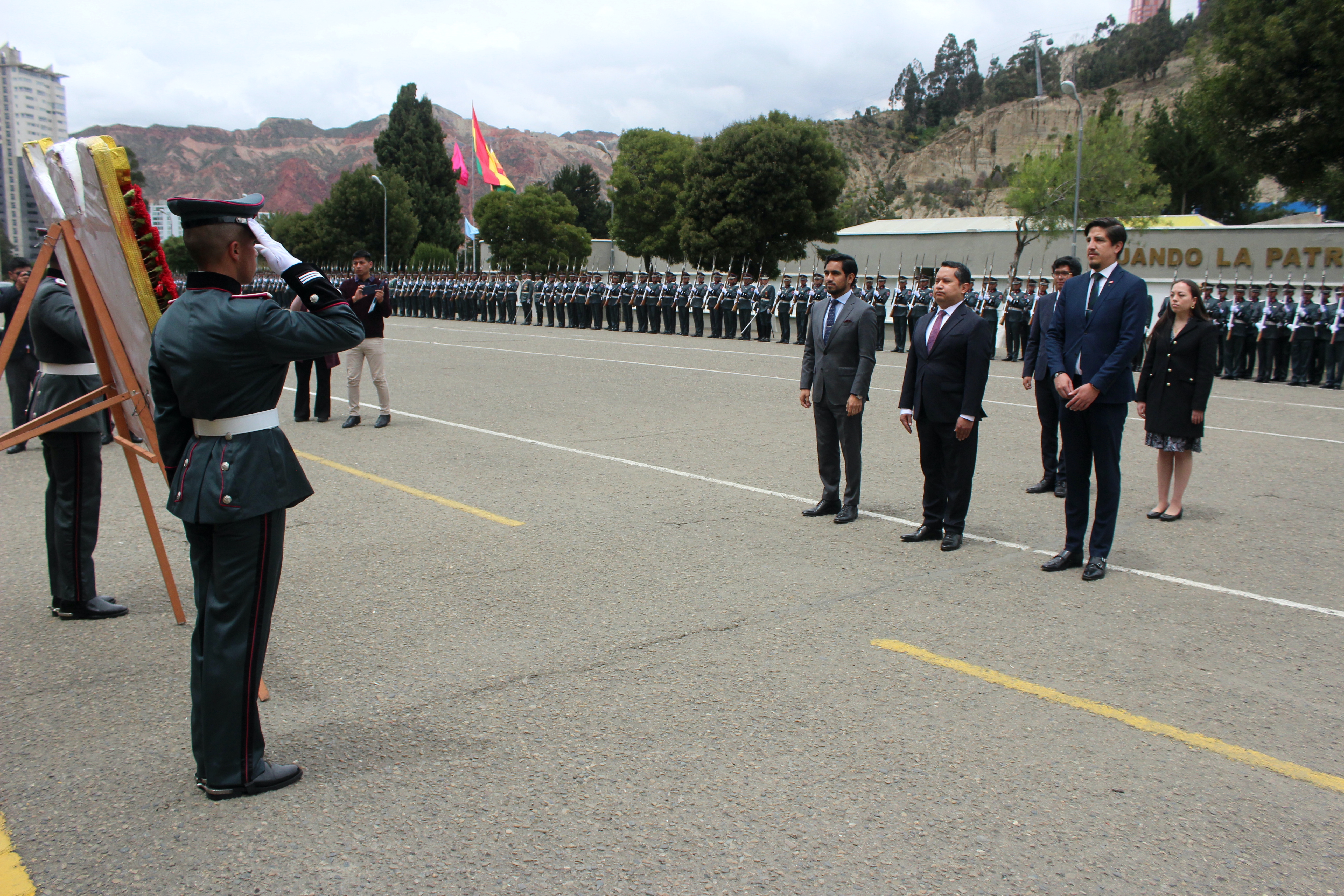 Entrega de ofrenda floral de la Embajada del Perú en Bolivia