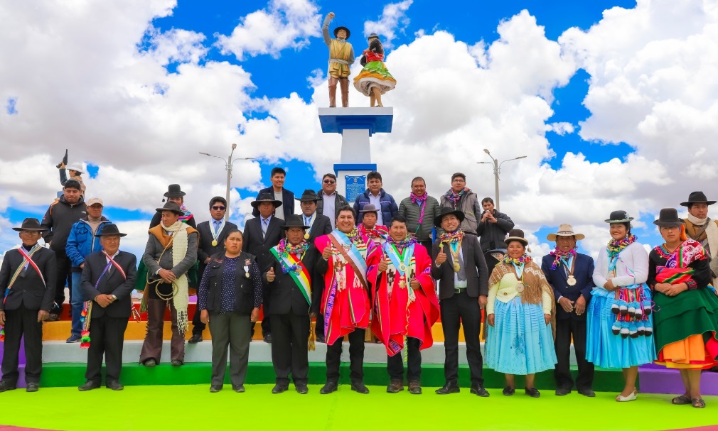 Con gran alegría sé da por inaugurado la plaza principal del centro poblado Viluyo - Pichacani