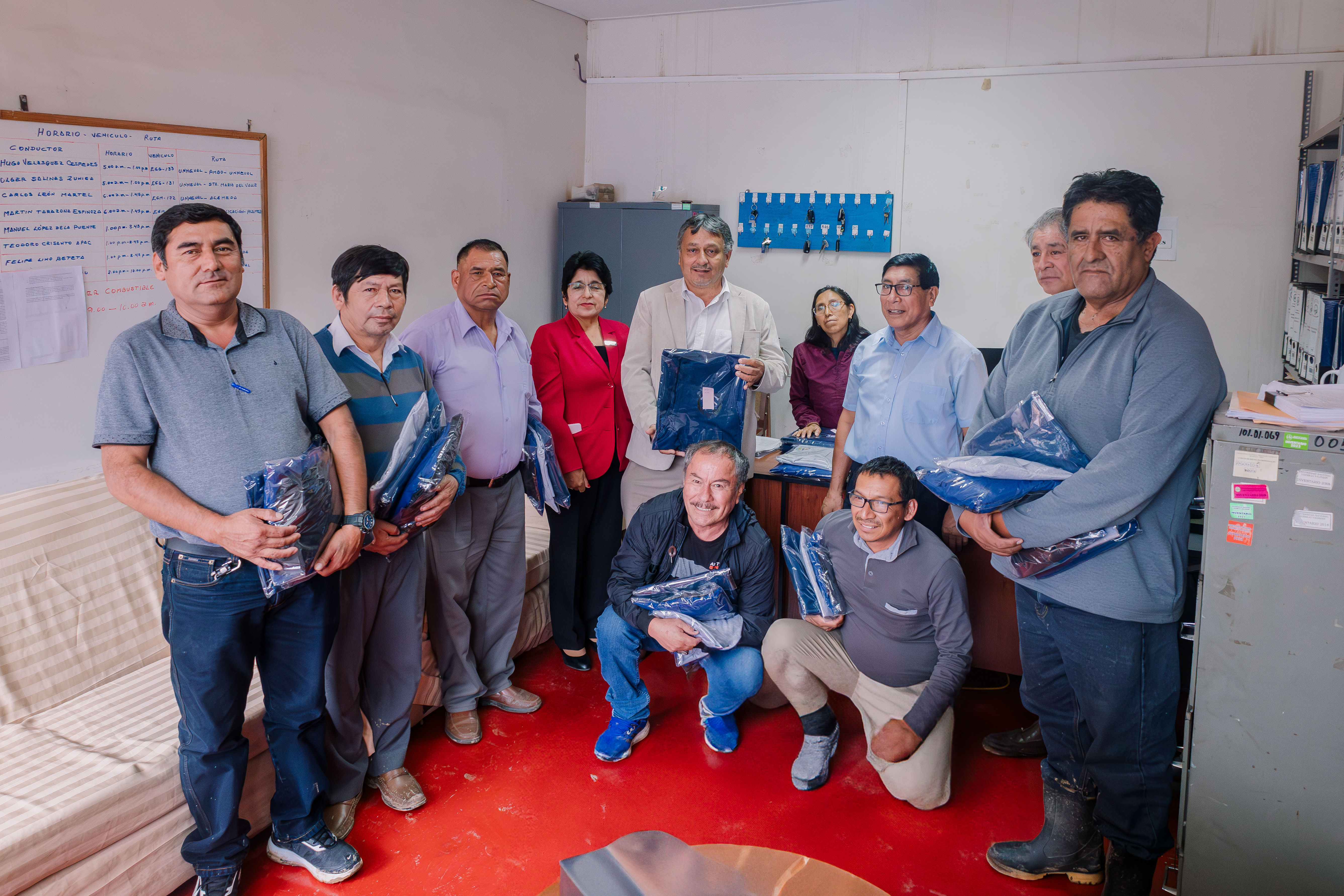Equipo de transportes con sus uniformes nuevos