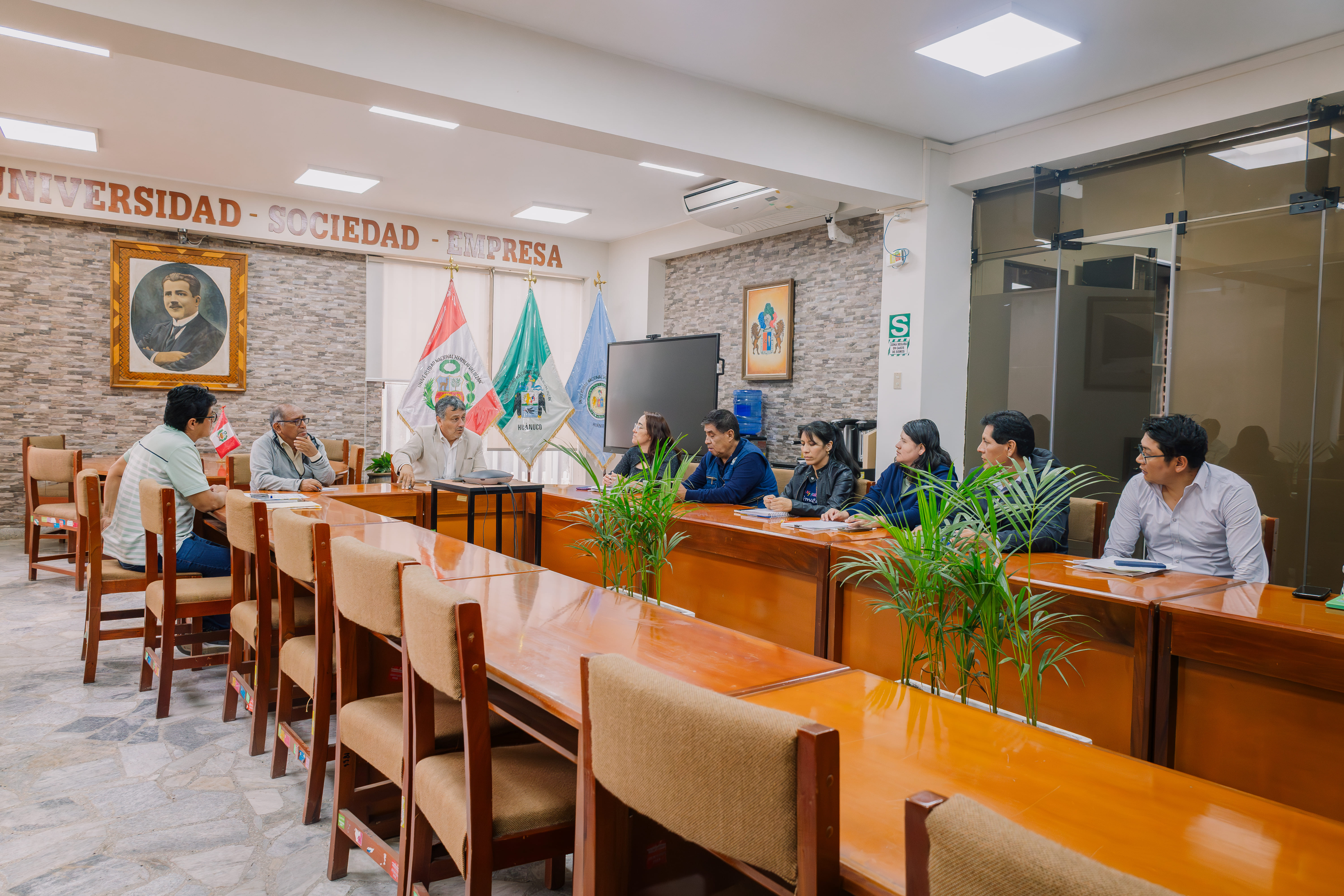 Reunión en la Sala de Sesiones del Rectorado