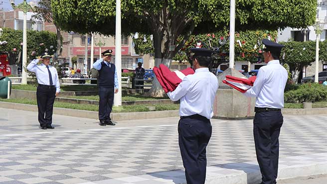 Ceremonia dominical de izamiento de banderas en la provincia de Huarmey.