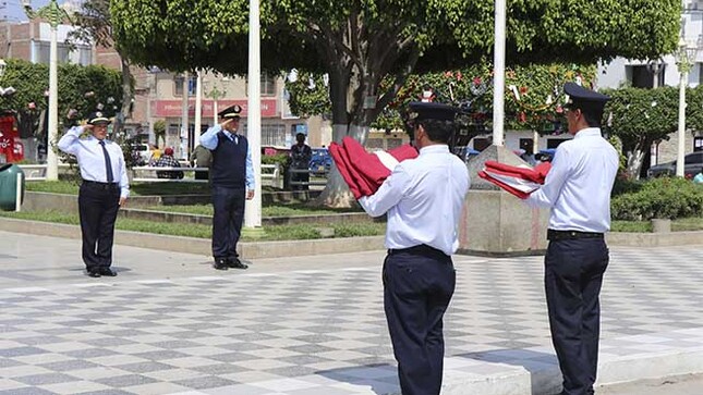 Ceremonia dominical de izamiento de banderas en la provincia de Huarmey. 
