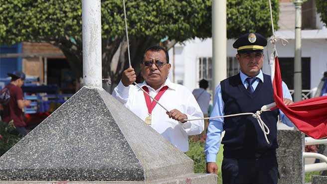 Ceremonia dominical de izamiento de banderas en la provincia de Huarmey.