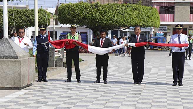 Ceremonia dominical de izamiento de banderas en la provincia de Huarmey.