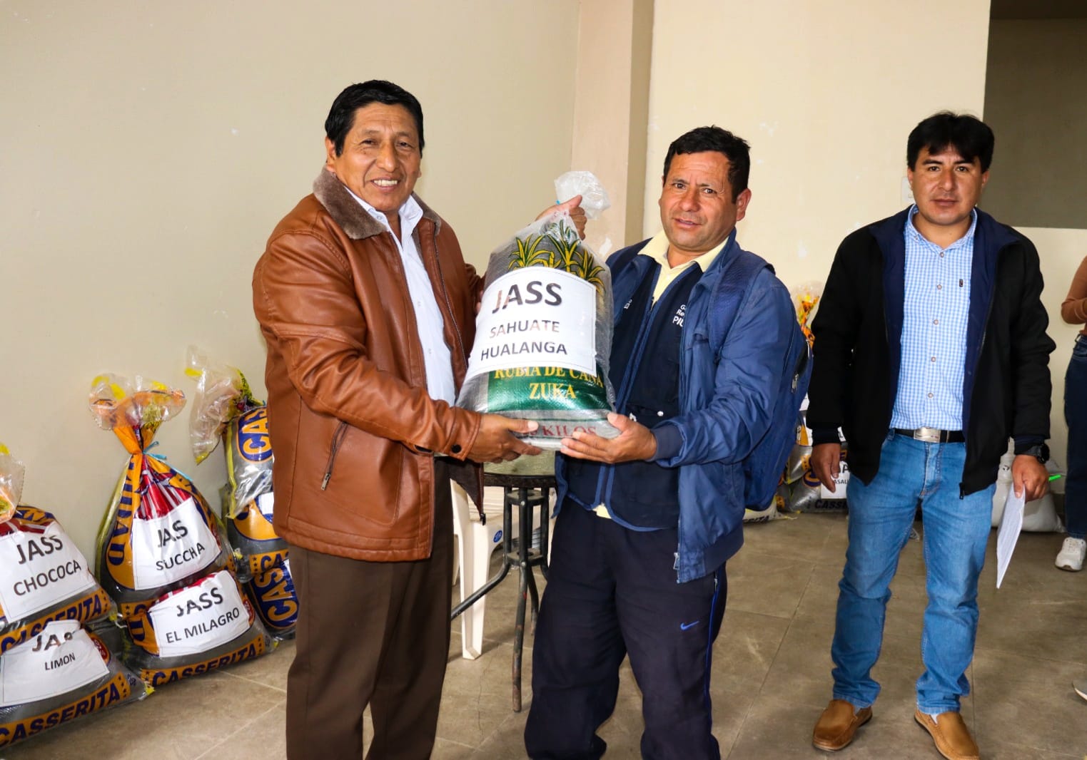 Municipalidad entrega Hipoclorito de Calcio a JASS de Huarmaca