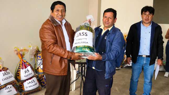 Municipalidad entrega Hipoclorito de Calcio a JASS de Huarmaca