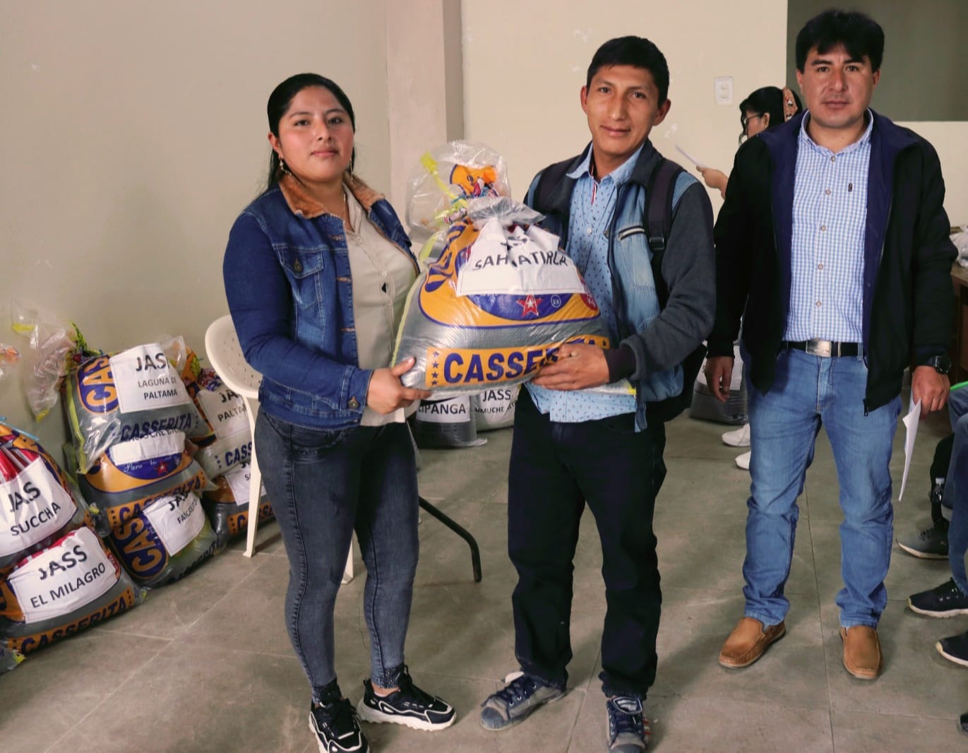 Municipalidad entrega Hipoclorito de Calcio a JASS de Huarmaca