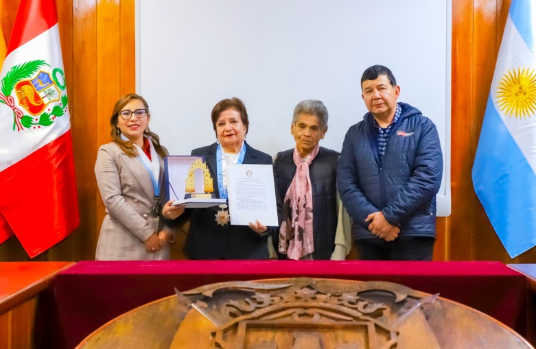 Municipalidad Provincial de Puno rinde homenaje a Carmen Luz Ayala Olazabal por su reconocida trayectoria como escritora y periodista