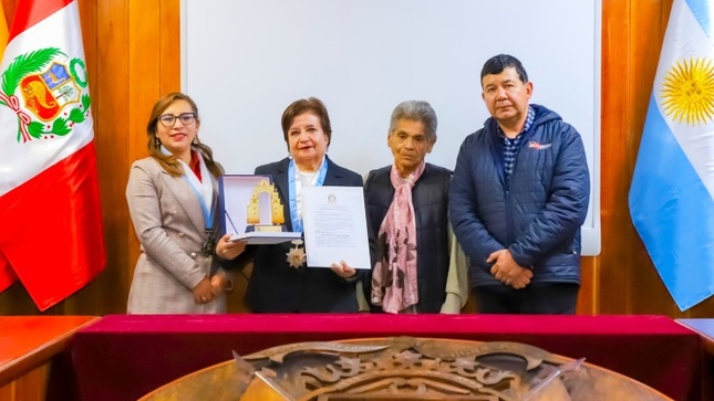 Municipalidad Provincial de Puno rinde homenaje a Carmen Luz Ayala Olazabal por su reconocida trayectoria como escritora y periodista
