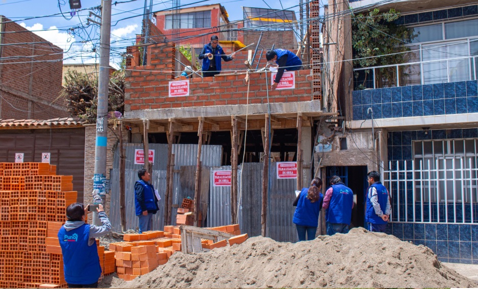 Municipalidad de Puno ordena la paralización de obra ilegal en el barrio Azoguini por incumplimiento de normas