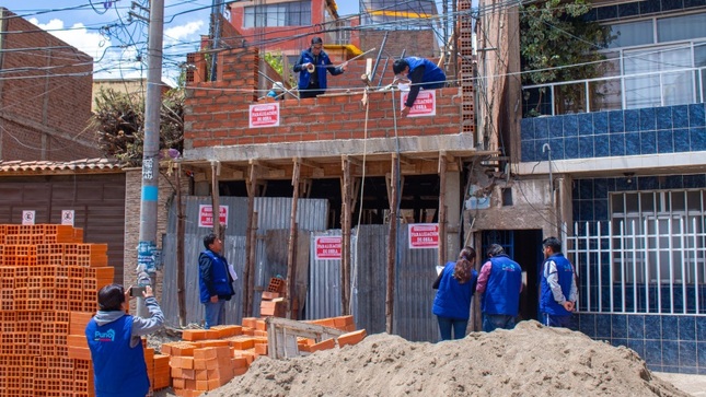 Municipalidad de Puno ordena la paralización de obra ilegal en el barrio Azoguini por incumplimiento de normas