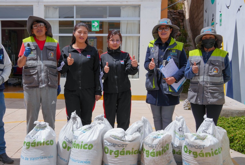Municipalidad de Puno realizó la entrega de una tonelada y media de compost orgánico a instituciones educativas
