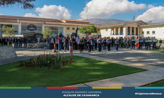 Este significativo acto cรญvico fue liderado por nuestros regidores Jorge Rojas Alcalde, Josรฉ Eugenio Cruzado Bardales y Segundo Castaรฑeda Dรญaz, junto a funcionarios de la Gerencia de Transporte y Seguridad Vial. Con este protocolo, reafirmamos nuestro compromiso en la Municipalidad Provincial de Cajamarca de promover los valores patrios y fortalecer nuestra identidad cajamarquina. ยกJuntos construimos un Cajamarca mรกs unido y lleno de orgullo!