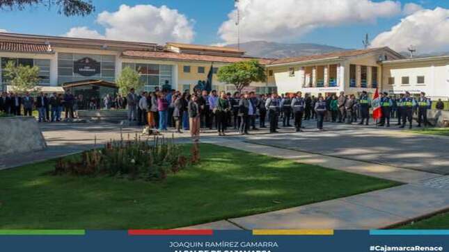 Este significativo acto cívico fue liderado por nuestros regidores Jorge Rojas Alcalde, José Eugenio Cruzado Bardales y Segundo Castañeda Díaz, junto a funcionarios de la Gerencia de Transporte y Seguridad Vial. Con este protocolo, reafirmamos nuestro compromiso en la Municipalidad Provincial de Cajamarca de promover los valores patrios y fortalecer nuestra identidad cajamarquina. ¡Juntos construimos un Cajamarca más unido y lleno de orgullo!