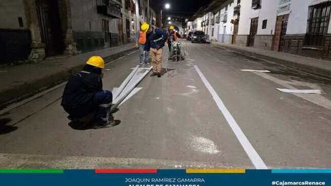 La Municipalidad Provincial de Cajamarca, a través de la Gerencia de Transporte y Seguridad Vial, intensifica sus esfuerzos en la señalización de calles para asegurar un tránsito seguro tanto para vehículos y peatones. Esta semana, se ha trabajado en el pintado de señalización horizontal y vertical, incluyendo líneas discontinuas y flechas direccionales. Las actualizaciones se han llevado a cabo en las inmediaciones de las instituciones educativas Rafael Loayza y Santa Teresita, así como en las vías de mayor tránsito en distintos sectores de nuestra ciudad. ⚠️
💪 Juntos, construimos un Cajamarca más seguro. ¡Sigamos cuidando de nuestra comunidad!