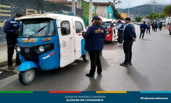 La Gerencia de Transporte y Seguridad Vial de la Municipalidad Provincial de Cajamarca, continΓΊa con la ardua labor de imponer el principio de autoridad ejecutando operativos para verificar el cumplimiento de las normativas y brindar mayor seguridad a los usuarios en el servicio de transporte pΓΊblico en la ciudad. Estas acciones, se realizaron en los jirones TarapacΓ‘, Ayacucho, LeguΓa y otras avenidas e intersecciones de mayor trΓ‘nsito vehicular conjuntamente con la FiscalΓa de PrevenciΓ³n del Delito y la PolicΓa Nacional de TrΓ‘nsito, logrando intervenir a conductores que no contaban con la documentaciΓ³n respectiva para circular en Cajamarca. Asimismo, se remolcΓ³ al depΓ³sito municipal varios vehΓculos estacionados en zonas rΓgidas y prohibidas.
