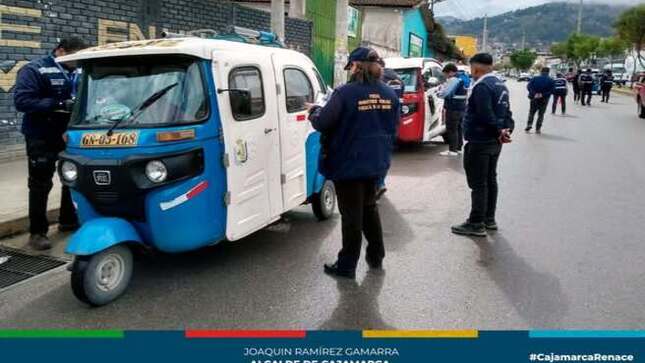 La Gerencia de Transporte y Seguridad Vial de la Municipalidad Provincial de Cajamarca, continúa con la ardua labor de imponer el principio de autoridad ejecutando operativos para verificar el cumplimiento de las normativas y brindar mayor seguridad a los usuarios en el servicio de transporte público en la ciudad. Estas acciones, se realizaron en los jirones Tarapacá, Ayacucho, Leguía y otras avenidas e intersecciones de mayor tránsito vehicular conjuntamente con la Fiscalía de Prevención del Delito y la Policía Nacional de Tránsito, logrando intervenir a conductores que no contaban con la documentación respectiva para circular en Cajamarca. Asimismo, se remolcó al depósito municipal varios vehículos estacionados en zonas rígidas y prohibidas.