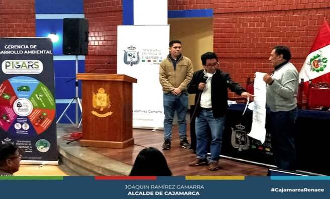 La Municipalidad Provincial de Cajamarca, en colaboración con el Ministerio del Ambiente (MINAM), llevó a cabo un taller de sensibilización para reducir el uso de plástico, enmarcado en un importante proyecto ambiental.
Homer Mendoza Vásquez, representante del MINAM, resaltó que Cajamarca es una de las cuatro ciudades seleccionadas por su notable avance en la gestión de residuos sólidos desde 2019, reflejando el compromiso de nuestras autoridades y la comunidad con el medio ambiente.
Jessica Lau Zamora, subgerente de gestión integral de residuos sólidos, reafirmó el compromiso del alcalde Joaquín Ramírez Gamarra de continuar implementando políticas para mejorar la gestión de residuos y realizó un llamado a reducir el uso de bolsas plásticas, que dañan nuestro entorno y afectan la salud pública.
🤝 Este taller reunió a alcaldes, representantes de municipalidades distritales, organizaciones de base, comerciantes y gestores ambientales, todos unidos por una Cajamarca más sostenible.