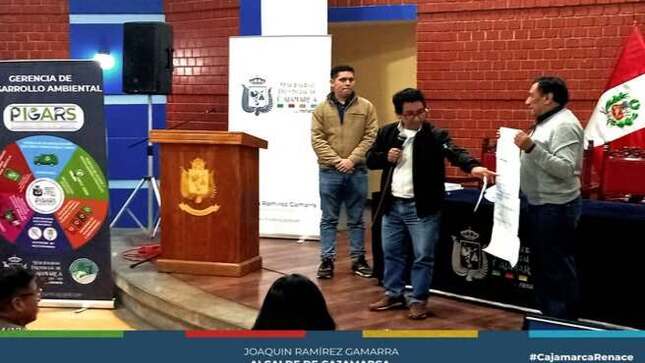 La Municipalidad Provincial de Cajamarca, en colaboración con el Ministerio del Ambiente (MINAM), llevó a cabo un taller de sensibilización para reducir el uso de plástico, enmarcado en un importante proyecto ambiental. 
Homer Mendoza Vásquez, representante del MINAM, resaltó que Cajamarca es una de las cuatro ciudades seleccionadas por su notable avance en la gestión de residuos sólidos desde 2019, reflejando el compromiso de nuestras autoridades y la comunidad con el medio ambiente.
Jessica Lau Zamora, subgerente de gestión integral de residuos sólidos, reafirmó el compromiso del alcalde Joaquín Ramírez Gamarra de continuar implementando políticas para mejorar la gestión de residuos y realizó un llamado a reducir el uso de bolsas plásticas, que dañan nuestro entorno y afectan la salud pública.
🤝 Este taller reunió a alcaldes, representantes de municipalidades distritales, organizaciones de base, comerciantes y gestores ambientales, todos unidos por una Cajamarca más sostenible.