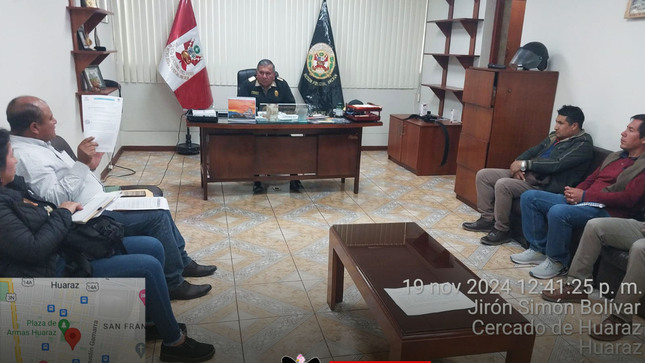 💠𝗔𝗟𝗖𝗔𝗟𝗗𝗘 𝗗𝗘 𝗦𝗜𝗛𝗨𝗔𝗦 𝗦𝗢𝗟𝗜𝗖𝗜𝗧𝗔 𝗔𝗨𝗠𝗘𝗡𝗧𝗢 𝗗𝗘 𝗘𝗙𝗘𝗖𝗧𝗜𝗩𝗢𝗦 𝗣𝗢𝗟𝗜𝗖𝗜𝗔𝗟𝗘𝗦 𝗔𝗡𝗧𝗘 𝗖𝗥𝗘𝗖𝗜𝗘𝗡𝗧𝗘 𝗜𝗡𝗦𝗘𝗚𝗨𝗥𝗜𝗗𝗔𝗗 𝗘𝗡 𝗟𝗔 𝗣𝗥𝗢𝗩𝗜𝗡𝗖𝗜𝗔 
𝐻𝑢𝑎𝑟𝑎𝑧, 𝟷𝟿 𝑑𝑒 𝑛𝑜𝑣𝑖𝑒𝑚𝑏𝑟𝑒 𝑑𝑒 𝟸𝟶𝟸𝟺. El alcalde provincial de Sihuas, Mag. Demetrio Buiza Picón, se reunió recientemente con autoridades de la Región Policial de Áncash en la ciudad de Huaraz, con el objetivo de solicitar el incremento de efectivos policiales para hacer frente al aumento de la inseguridad en la provincia. La solicitud fue presentada mediante un memorial, que fue discutido durante la reunión del Comité Provincial de Seguridad Ciudadana (Coprosec) Sihuas, realizada el 8 de noviembre.
Acompañado de los alcaldes distritales de Quiches (Eder Minaya) y San Juan (Benito Valverde), así como de los regidores provinciales Walter Morillo y Cleogosmith Chávez, la autoridad edil destacó la preocupación creciente de la población ante los recientes hechos delictivos en Sihuas. “Es necesario reforzar la presencia policial para garantizar la seguridad de nuestros ciudadanos”, enfatizó.
El pedido fue bien recibido por las autoridades de la Región Policial de Áncash, quienes indicaron que evaluarán la solicitud para determinar la viabilidad del incremento de efectivos. Tal como lo sugiere el documento presentado al Secretario Técnico del Comité Regional de Seguridad Ciudadana - Coresec Áncash. (𝑉𝑖𝑠𝑢𝑎𝑙𝑖𝑧𝑎𝑟 𝑓𝑜𝑡𝑜 𝑝𝑢𝑏𝑙𝑖𝑐𝑎𝑑𝑎). 
El burgomaestre expresó su compromiso de seguir trabajando en conjunto con las autoridades para garantizar la tranquilidad de la población sihuasina.
