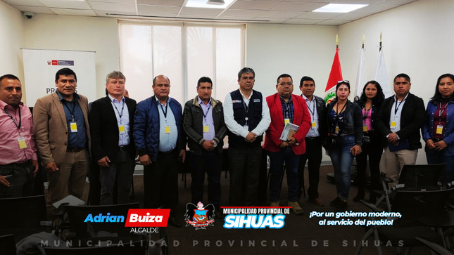 💠𝗔𝗟𝗖𝗔𝗟𝗗𝗘 𝗗𝗘 𝗦𝗜𝗛𝗨𝗔𝗦 𝗦𝗢𝗟𝗜𝗖𝗜𝗧𝗔 𝗔𝗟 𝗠𝗧𝗖 𝗟𝗔 𝗜𝗡𝗧𝗘𝗥𝗩𝗘𝗡𝗖𝗜𝗢́𝗡 𝗗𝗘𝗟 𝗘𝗝𝗘́𝗥𝗖𝗜𝗧𝗢 𝗘𝗡 𝗟𝗔 𝗩𝗜́𝗔 𝗣𝗨𝗘𝗡𝗧𝗘 𝗛𝗨𝗔𝗥𝗢𝗖𝗛𝗜𝗥𝗜́ - 𝗦𝗜𝗛𝗨𝗔𝗦 𝗣𝗔𝗥𝗔 𝗠𝗘𝗝𝗢𝗥𝗔𝗥 𝗦𝗨 𝗧𝗥𝗔𝗡𝗦𝗜𝗧𝗔𝗕𝗜𝗟𝗜𝗗𝗔𝗗
𝑀𝑖𝑒́𝑟𝑐𝑜𝑙𝑒𝑠, 𝟸𝟶 𝑑𝑒 𝑛𝑜𝑣𝑖𝑒𝑚𝑏𝑟𝑒 𝑑𝑒 𝟸𝟶𝟸𝟺. El alcalde provincial de Sihuas, Mag. Demetrio Buiza Picón, sostuvo una importante reunión con autoridades de Provías Nacional para abordar el urgente tema de la conservación de la Vía Nacional que une costa, sierra y selva. La cita, que se desarrolló esta mañana en las instalaciones del Ministerio de Transportes y Comunicaciones (MTC), fue facilitada por la congresista Lady Camones y contó con la presencia del Director Ejecutivo de Provías Nacional, Ing. Iván Vladimir Aparicio Arenas, el subdirector de Conservación, Roger Sánchez Cerna, y otros asesores de la Dirección Ejecutiva.
📌𝗔𝘃𝗮𝗻𝗰𝗲𝘀 𝘆 𝗣𝗿𝗼𝘆𝗲𝗰𝘁𝗼𝘀 𝗲𝗻 𝗲𝗹 𝗠𝗮𝗻𝘁𝗲𝗻𝗶𝗺𝗶𝗲𝗻𝘁𝗼 𝗱𝗲 𝗹𝗮𝘀 𝗩𝗶́𝗮𝘀
El principal tema de discusión fue el estado de varios tramos viales que requieren intervención inmediata. Entre los proyectos clave tratados en la reunión, destacaron:
* Santa - Chuquicara (PE-3N, PE-12): El proceso de selección para el mantenimiento de este tramo ya está en marcha.
* Chuquicara - Pte. Huarochirí: La licitación para este tramo se tiene prevista para el segundo trimestre de 2025.
* Puente Huarochirí - Sihuas: Con un presupuesto estimado de S/311 millones, este tramo será sometido a un proceso de selección que comenzará en diciembre de 2024.
📌𝗦𝗼𝗹𝗶𝗰𝗶𝘁𝘂𝗱 𝗱𝗲 𝗜𝗻𝘁𝗲𝗿𝘃𝗲𝗻𝗰𝗶𝗼́𝗻 𝗱𝗲𝗹 𝗘𝗷𝗲́𝗿𝗰𝗶𝘁𝗼 𝗱𝗲𝗹 𝗣𝗲𝗿𝘂́
Uno de los puntos más cruciales de la reunión fue la solicitud formal de la autoridad edil, para que el Ejército del Perú intervenga en la conservación de la vía que corresponde desde el Puente Huarochirí hasta la provincia de Sihuas. Asimismo, el burgomaestre provincial destacó la importancia de que la intervención del Ejército continúe, también, en los tramos Chuquicara - Pte. Huarochirí - Desvío Pasacancha, como parte del convenio vigente. Además, se discutió la necesidad de evaluar la firma de adendas al acuerdo original para asegurar la intervención continua en estos tramos, vitales para la conexión entre las regiones de Áncash, Huánuco, La Libertad y San Martín.
En este sentido, Provías Nacional confirmó que un asesor de la institución viajará a Áncash, el 25 de noviembre para coordinar las actividades de conservación vial en la región. Esta intervención tiene como objetivo garantizar que las vías estén en condiciones óptimas.
📌𝗕𝗶𝗲𝗻𝘃𝗲𝗻𝗶𝗱𝗮 𝗮𝗹 𝗘𝗷𝗲́𝗿𝗰𝗶𝘁𝗼 𝗱𝗲𝗹 𝗣𝗲𝗿𝘂́ 𝗲𝗻 𝗦𝗶𝗵𝘂𝗮𝘀
Por otro lado, en paralelo, en la provincia de Sihuas, se llevó a cabo un acto protocolar para recibir al Ejército del Perú, que dará inicio a los trabajos de mantenimiento en la vía Desvío Pasacancha - Uchiza. Este esfuerzo se enmarca en el acuerdo alcanzado con Provías Nacional, que busca mejorar la infraestructura vial y atender las emergencias en la región.
📌𝗖𝗼𝗺𝗽𝗿𝗼𝗺𝗶𝘀𝗼 𝗥𝗲𝗴𝗶𝗼𝗻𝗮𝗹 𝘆 𝗖𝗼𝗼𝗿𝗱𝗶𝗻𝗮𝗰𝗶𝗼́𝗻
El encuentro de hoy también reafirma los compromisos adquiridos el 21 de mayo de 2024, cuando los alcaldes de Áncash, Huánuco, La Libertad y San Martín se unieron en una protesta común para exigir la mejora de la infraestructura vial en sus regiones. En respuesta, el titular del MTC, Raúl Pérez Reyes, acordó una intervención en dos etapas: la primera, mediante el Ejército del Perú, para trabajos de conservación rutinaria y atención de emergencias; y la segunda, con la participación de empresas privadas para el mantenimiento por niveles de servicio.
📌𝗔𝘂𝘁𝗼𝗿𝗶𝗱𝗮𝗱𝗲𝘀 𝗟𝗼𝗰𝗮𝗹𝗲𝘀 𝘆 𝗖𝗼𝗺𝗽𝗿𝗼𝗺𝗶𝘀𝗼 𝗰𝗼𝗻 𝗲𝗹 𝗗𝗲𝘀𝗮𝗿𝗿𝗼𝗹𝗹𝗼
Acompañaron al alcalde provincial en esta reunión el alcalde de la provincia de Corongo, el alcalde de Marañón (Huánuco), los alcaldes distritales de San Juan y Huayllabamba, el gerente de la Mancomunidad Municipal Zona Konchucos, y los regidores provinciales Walter Morillo y Cleogosmith Chávez. Las autoridades locales reiteraron su compromiso de trabajar de manera unificada, lo que beneficiará directamente a la población de Sihuas y de las provincias aledañas.
El alcalde Buiza Picón concluyó la reunión reafirmando su compromiso con el desarrollo vial de la provincia, resaltando la importancia de seguir trabajando conjuntamente con el MTC, Provías Nacional y las demás autoridades regionales para garantizar la seguridad y el bienestar de todos los ciudadanos.
👉 𝑃𝑎𝑟𝑎 𝑚𝑎́𝑠 𝑑𝑒𝑡𝑎𝑙𝑙𝑒𝑠 𝑠𝑜𝑏𝑟𝑒 𝑙𝑜𝑠 𝑎𝑐𝑢𝑒𝑟𝑑𝑜𝑠 𝑎𝑙𝑐𝑎𝑛𝑧𝑎𝑑𝑜𝑠, 𝑐𝑜𝑛𝑠𝑢𝑙𝑡𝑎 𝑒𝑙 𝑎𝑐𝑡𝑎 𝑑𝑒 𝑙𝑎 𝑟𝑒𝑢𝑛𝑖𝑜́𝑛.
