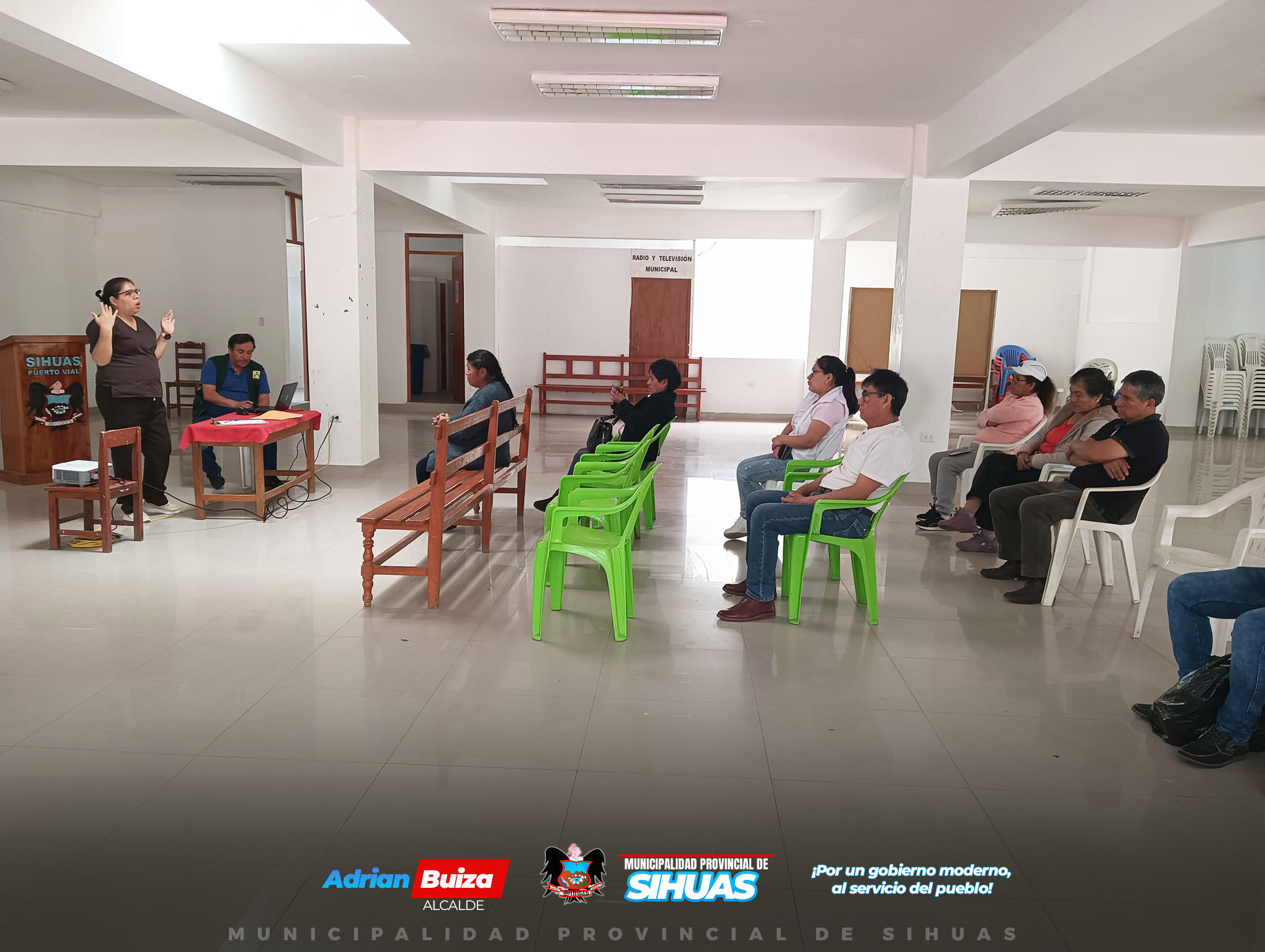 💠𝗟𝗔𝗡𝗭𝗔𝗠𝗜𝗘𝗡𝗧𝗢 𝗗𝗘 𝗟𝗔 𝗖𝗔𝗠𝗣𝗔𝗡̃𝗔 "𝗡𝗔𝗩𝗜𝗗𝗔𝗗 𝗦𝗔𝗟𝗨𝗗𝗔𝗕𝗟𝗘 𝟮𝟬𝟮𝟰" 🎄
Con el objetivo de promover hábitos de vida saludables durante las celebraciones de fin de año, la Municipalidad Provincial de Sihuas, a través de la Gerencia de Desarrollo Social y Servicios Públicos, lanzó oficialmente la Campaña Navidad Saludable 2024. Esta iniciativa se lleva a cabo en coordinación con el Hospital de Apoyo Sihuas y busca concientizar a la población sobre la importancia de llevar una alimentación equilibrada y prácticas saludables durante las festividades.
La primera charla informativa de esta campaña se realizó con éxito, dirigida especialmente a los comerciantes y panaderos del distrito, quienes son clave en la preparación y distribución de productos durante la temporada navideña. Además, durante el evento, se ofrecieron recomendaciones sobre cómo incorporar opciones más saludables en los menús tradicionales de las fiestas y cómo manejar la oferta de productos de manera responsable.
Este tipo de actividades busca no solo resaltar la importancia de la salud durante las celebraciones, sino también sensibilizar sobre la responsabilidad de los comerciantes en la oferta de productos que contribuyan al bienestar de la comunidad.
La Municipalidad de Sihuas invita a todos los ciudadanos a participar activamente en esta campaña, con el fin de garantizar unas fiestas de fin de año más saludables para todos.
👉 Mantente atento a nuestras redes sociales para más detalles sobre las próximas actividades de esta campaña navideña.