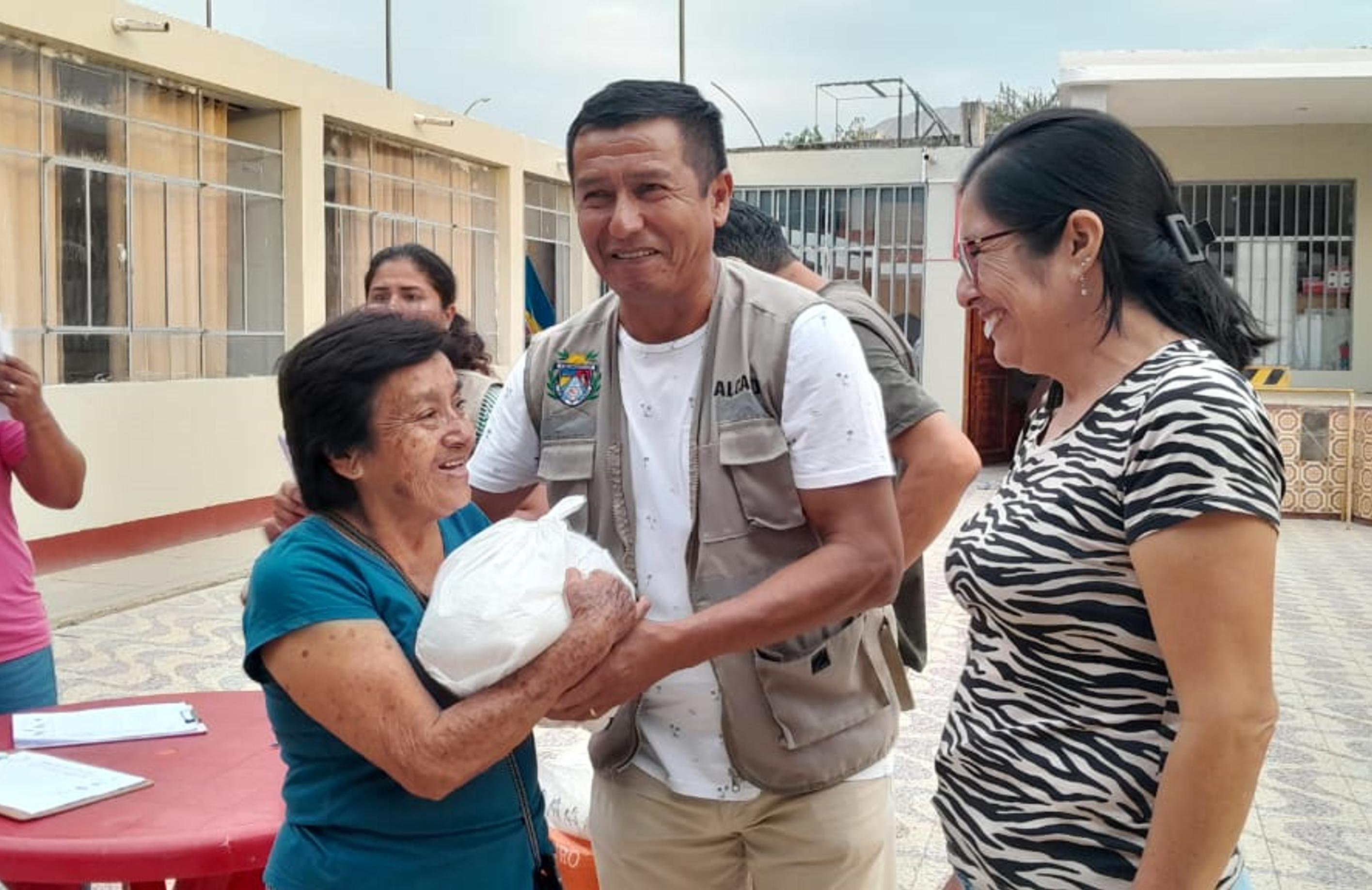 Archivo JPG de la donación de arroz al adulto mayor.